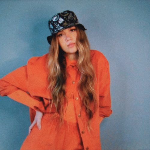 Elana Dara lança hoje o single "Ninguém dá certo cmg"
