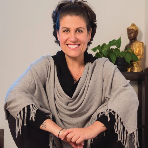 Flavia Melissa lança livro sobre o despertar da gratidão