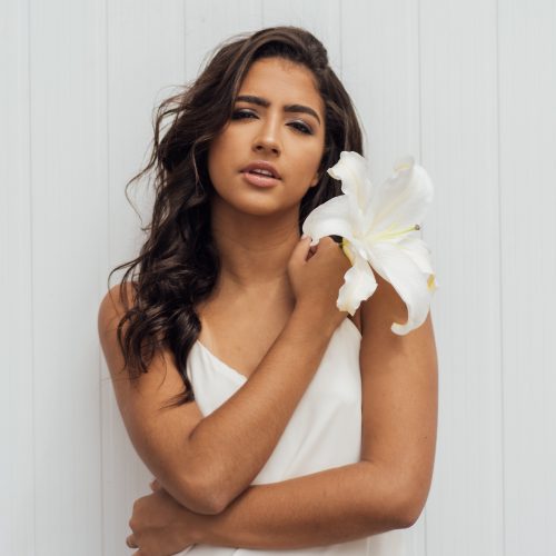 Julia Jóia divulga "Íris - Acústico" em parceria com Bárbara Dias