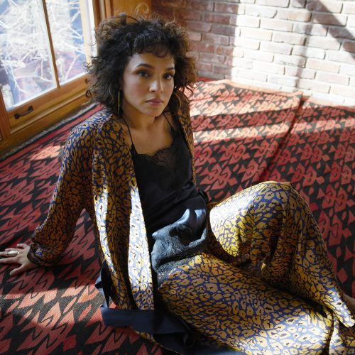 Norah Jones lança o álbum "Pick Me Up Off The Floor"