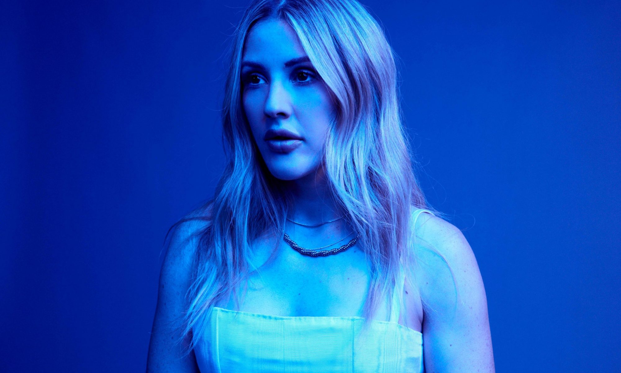 Ellie Goulding acaba de lançar "Brightest Blue"