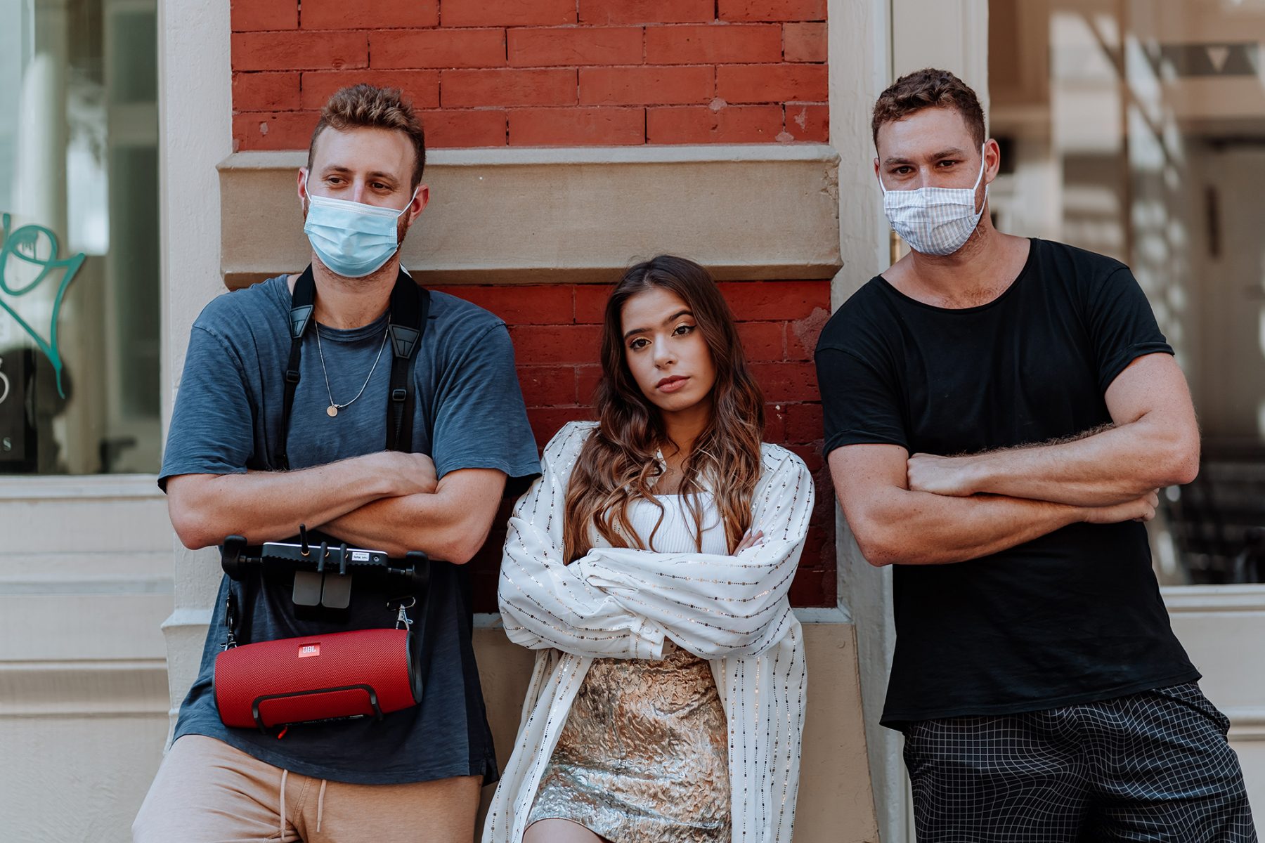 Emilia Pedersen grava clipe nas ruas de Nova Iorque