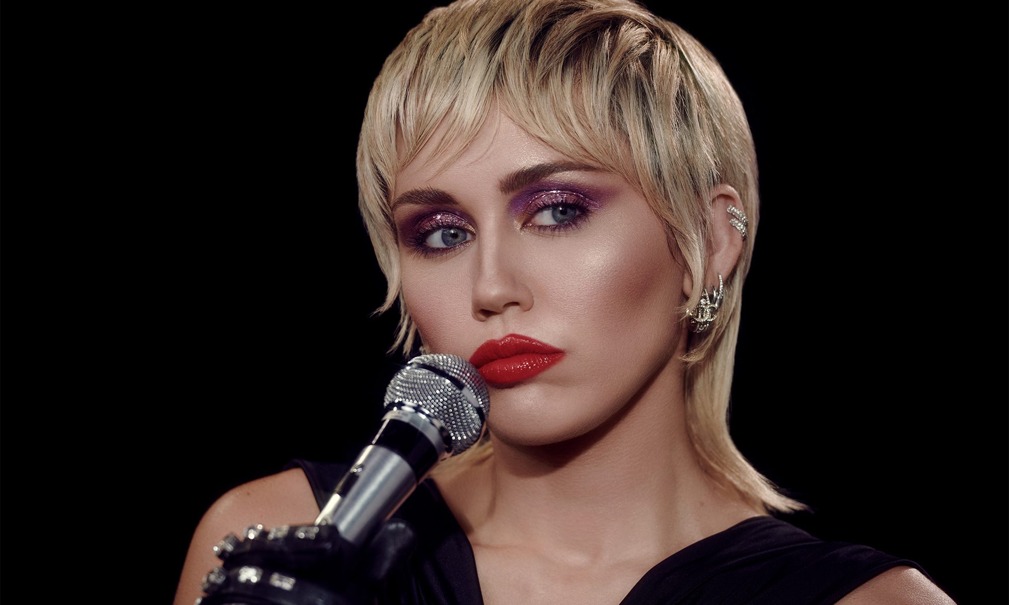 Miley Cyrus está de volta com novo single, "Midnight Sky"