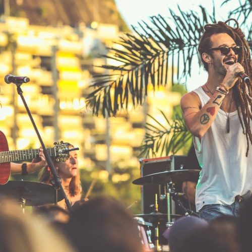 Gabriel Elias e Vitor Kley celebram amizade em novo single