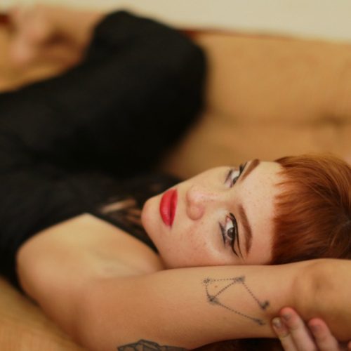 Jade Baraldo lança clipe de "Dose"
