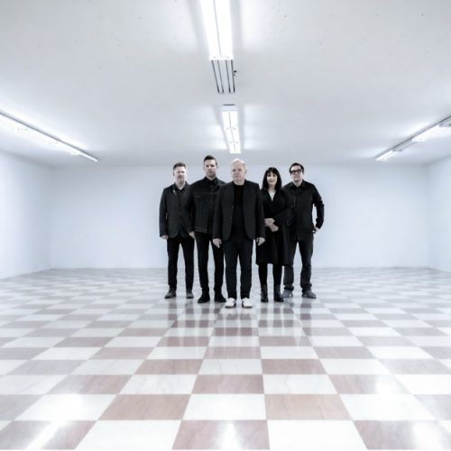 New Order lança primeiro single inédito em cinco anos; ouça “Be a Rebel”