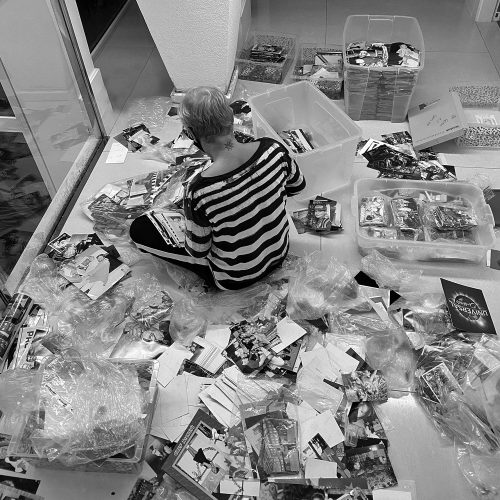 Xuxa revira baú para escolher fotos para o livro 'Memórias'