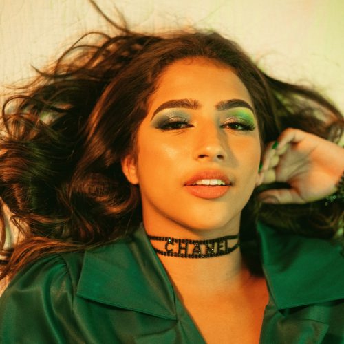 Julia Joia desmistifica padrão de beleza em novo single