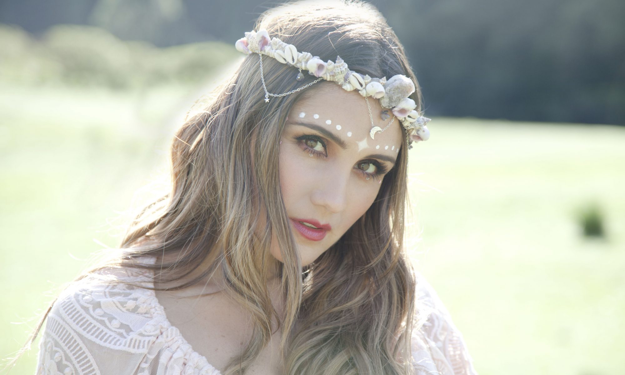 Dulce María lança novo single do projeto Origen