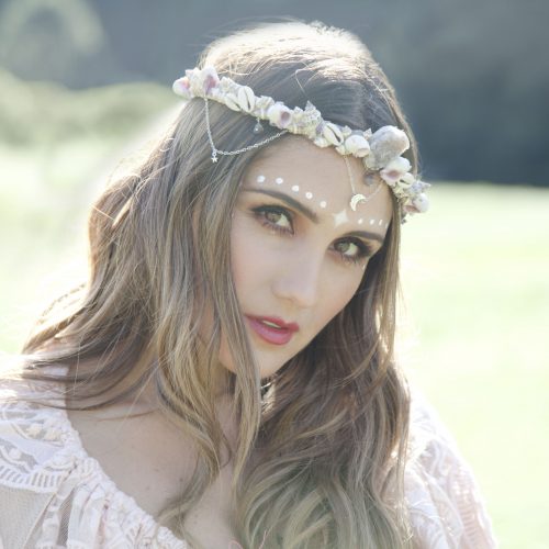 Dulce María lança novo single do projeto Origen