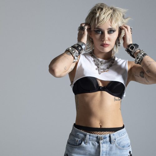 Miley Cyrus lança novo álbum, "Plastic Hearts"