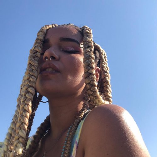 Conheça Nyna, cantora que se destaca no R&B carioca