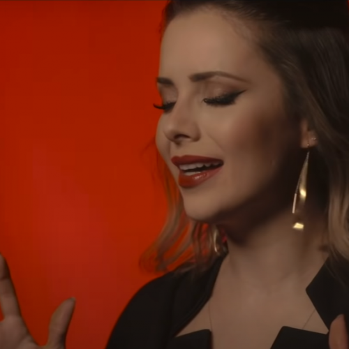 Sandy canta "Lealdade Coragem Verdade" do filme "Mulan"