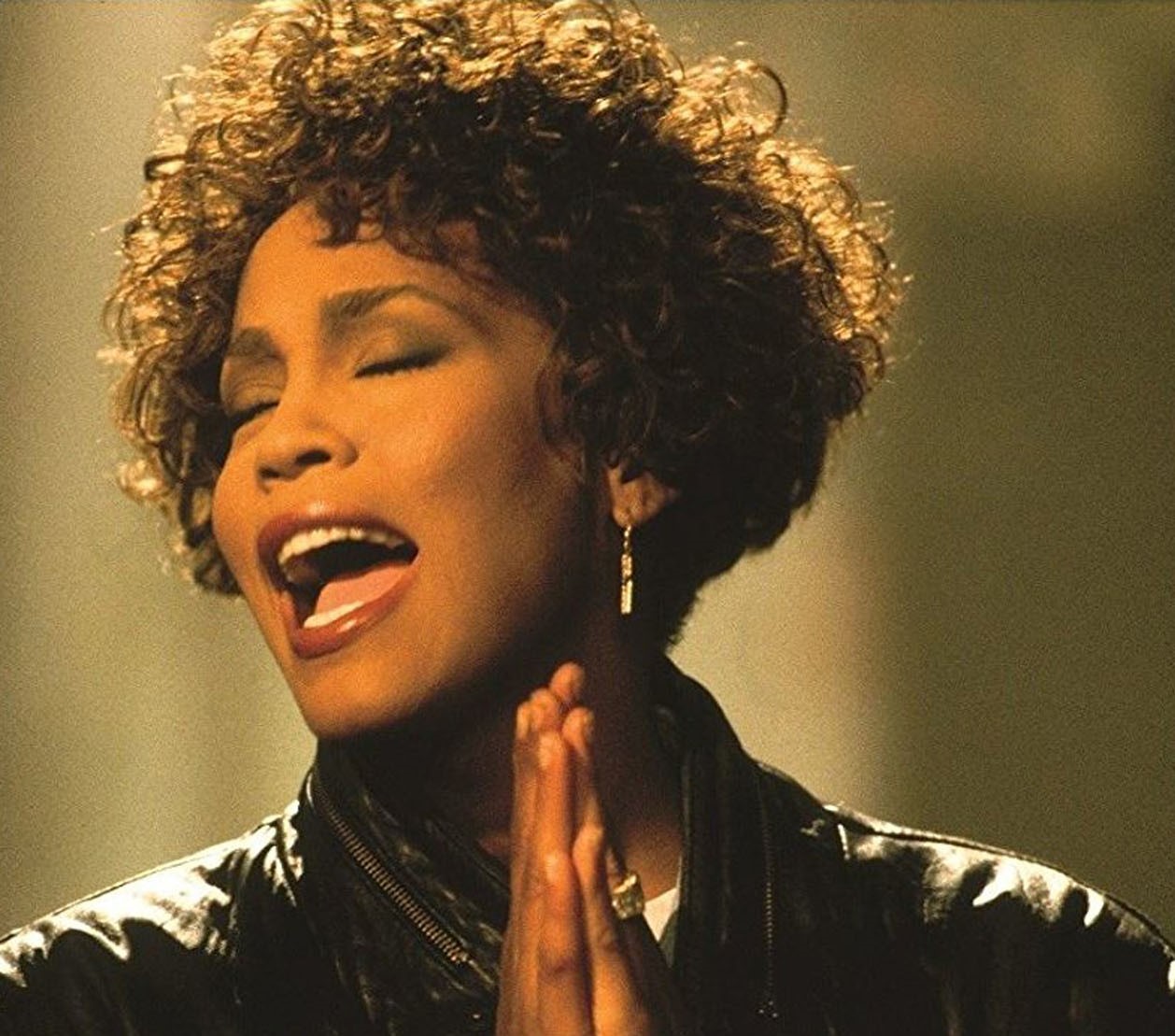 Whitney Houston conquista três álbuns de Diamante