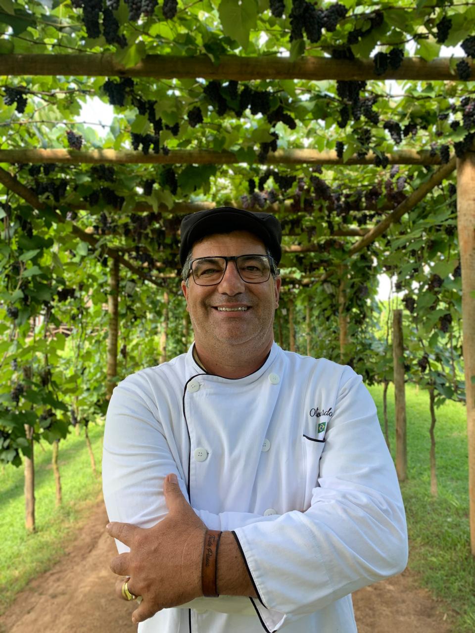 Colheita da uva acontece em restaurante do popular chef Olivardo Saqui