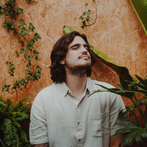 PEU divulga o 4º álbum da carreira