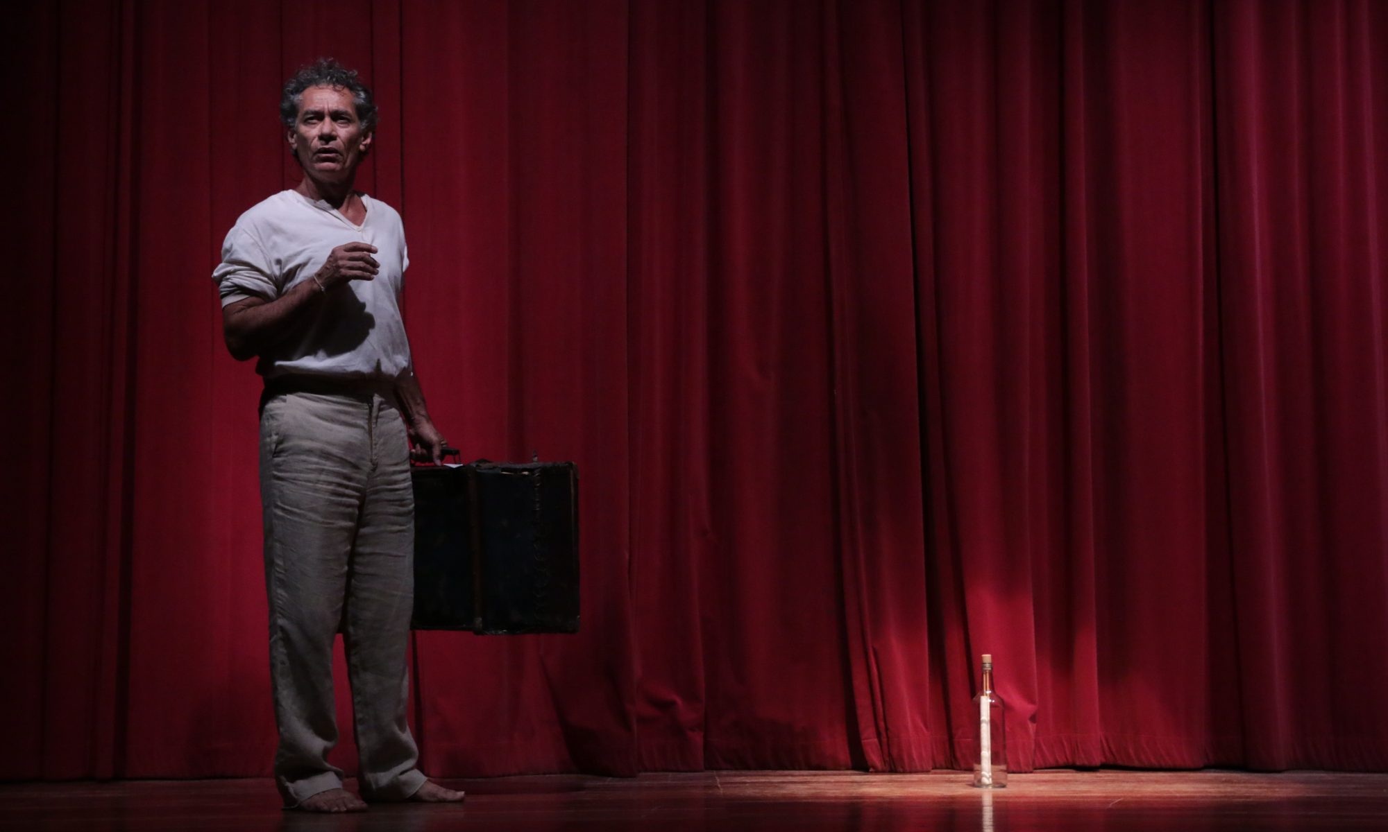 Chico Diaz no espetáculo “A lua vem da Ásia” diretamente do Teatro PetraGold