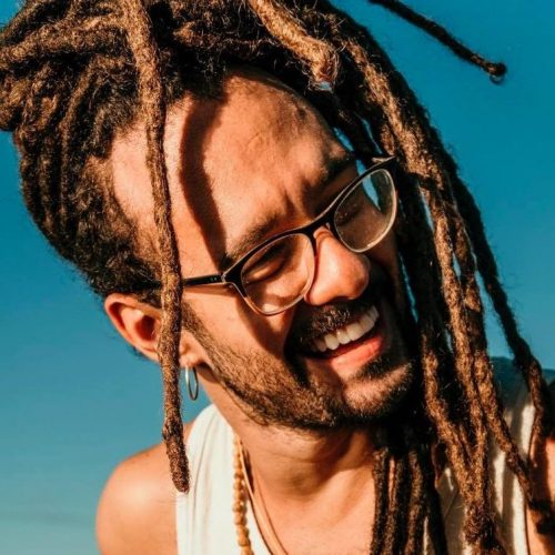 Gabriel Elias lança coleção de roupas inspirada em novo álbum