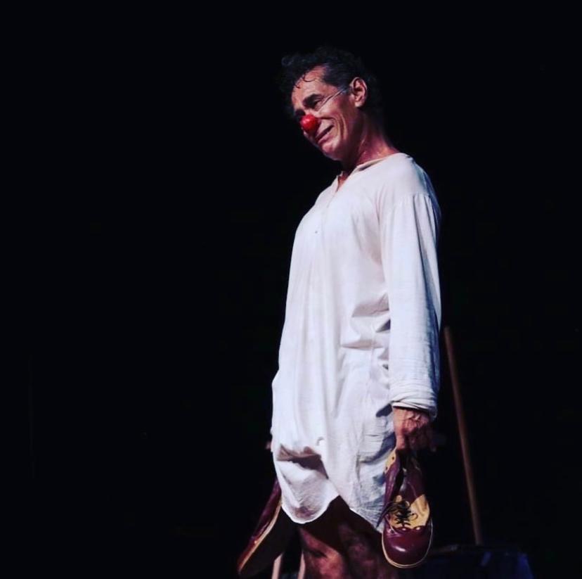 Chico Diaz no espetáculo “A lua vem da Ásia” diretamente do Teatro PetraGold